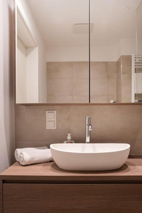 Neu Und Hell In Zentraler Ruhelage Mit Parkplatz Apartment Vienna Exterior photo