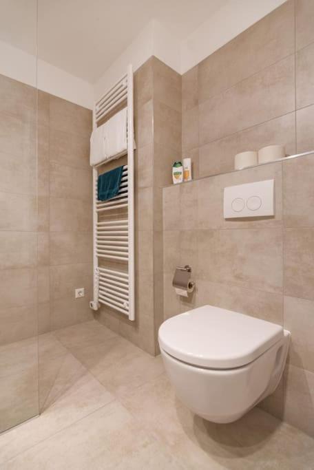 Neu Und Hell In Zentraler Ruhelage Mit Parkplatz Apartment Vienna Exterior photo